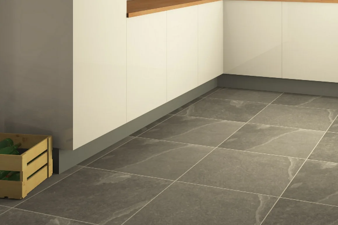 Graue Bodenfliesen in einer Küche